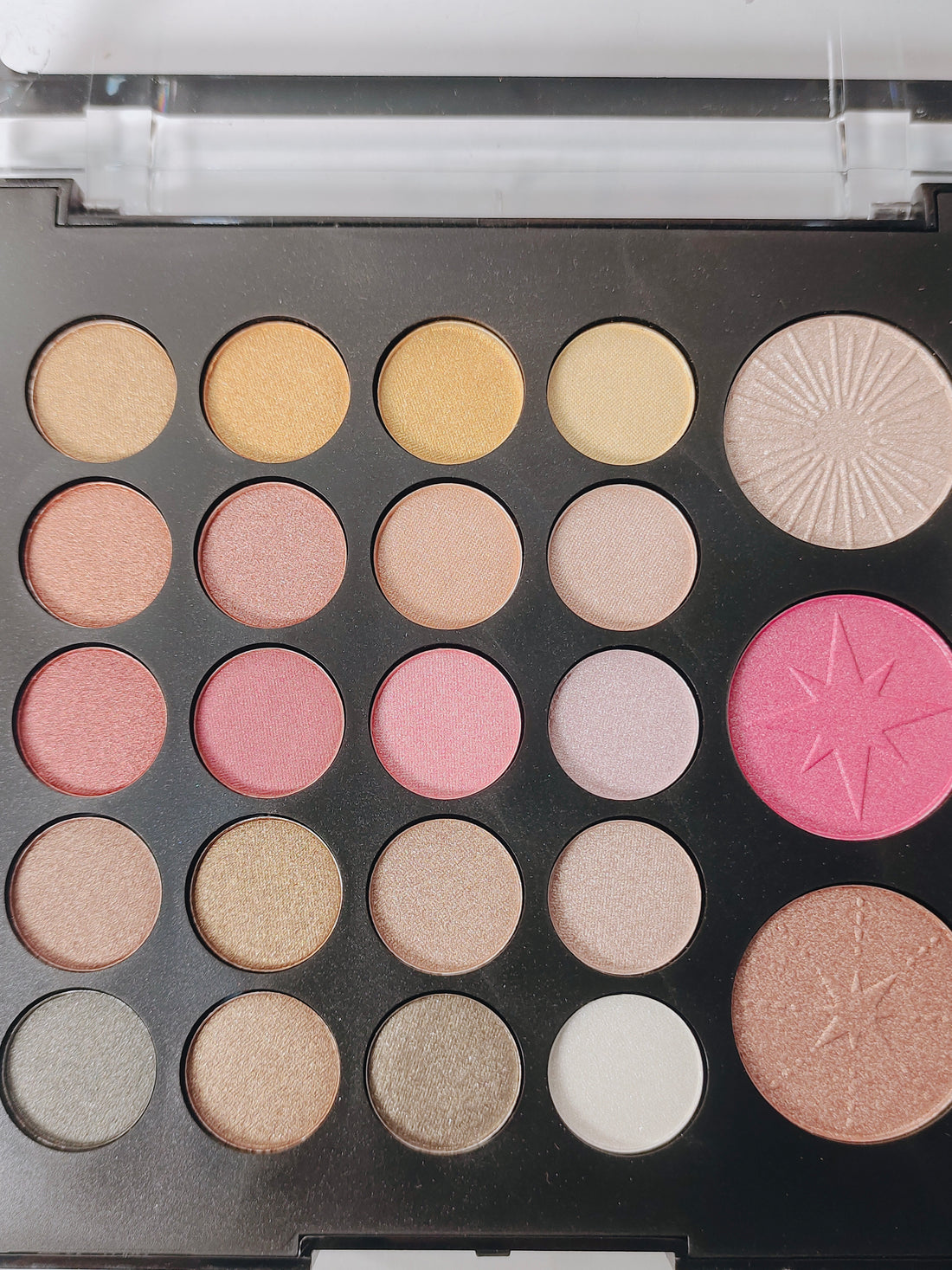 Bys high shine eyeshadow and blush pallete